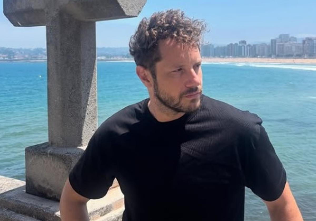 Daniel Diges se relaja en Gijón con vistas al Cantábrico