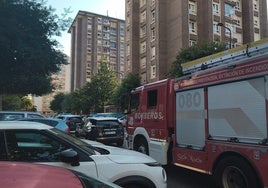 Bomberos y Policía Nacional durante la intervención en el piso de la calle Puerto de Cerredo.