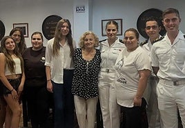 La Infanta Sofía junto a la Princesa de Asturias y otros compañeros guardiamarinas en la Casona de Jovellanos, en Gijón.