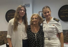 La Infanta Sofía con María Luisa Acera y la Princesa Leonor, en La Casona de Jovellanos, en el barrio de Cimavilla, donde disfrutaron de una agradable comida este jueves.