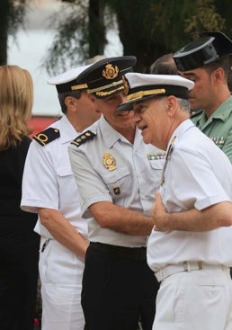Imagen - El comandante de 'Elcano', Luis Carreras-Presas y el Comandante Militar de Marina de Gijón, Luis Vicente Márquez.
