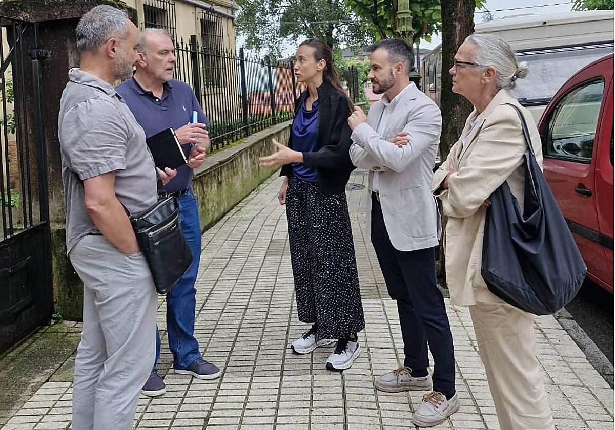 Los responsables de la consejería y de Europan, a la entrada de La Malatería.