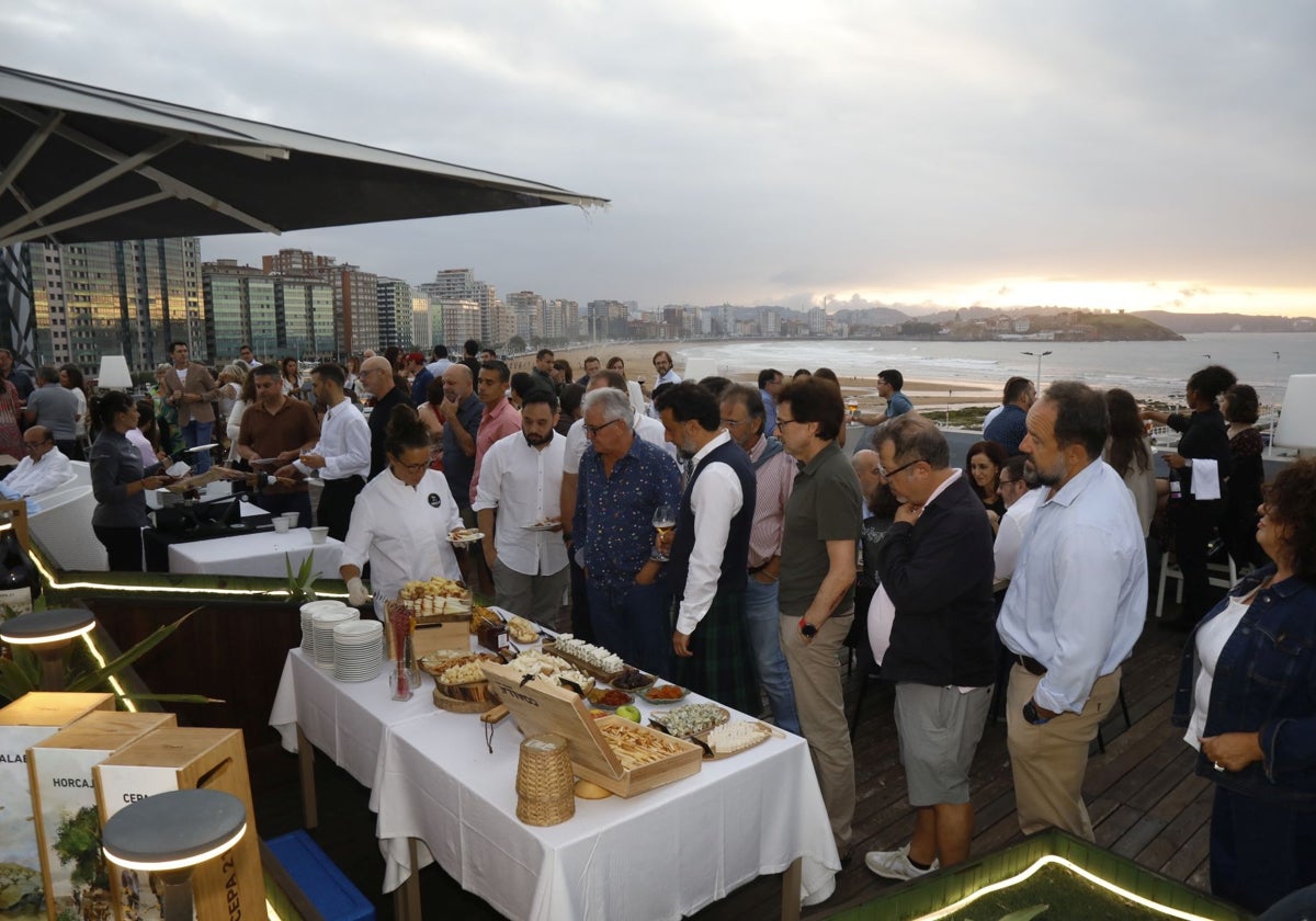 Los asistentes pudieron admirar el atarcecer en una noche que celebró la buena mesa.
