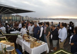 Los asistentes pudieron admirar el atarcecer en una noche que celebró la buena mesa.