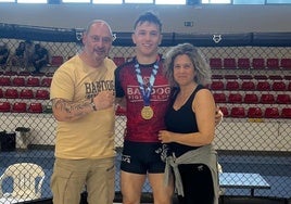 Marcos Población, junto a sus padres, David Población y Virginia Iglesias, después de conseguir el título de campeón de España.