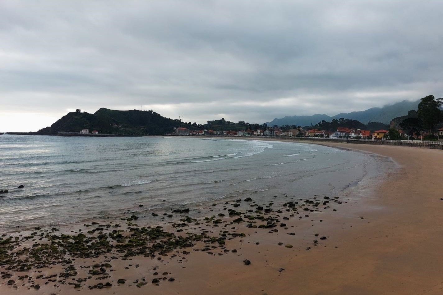 Imagen principal - Playa de Santa Marina, en la villa marinera de Ribadesella/ playa de Vega desde un mirador natural de la ruta, con vistas hacia Lastres al fondo/ paso por el cuidado pueblo de Vega.