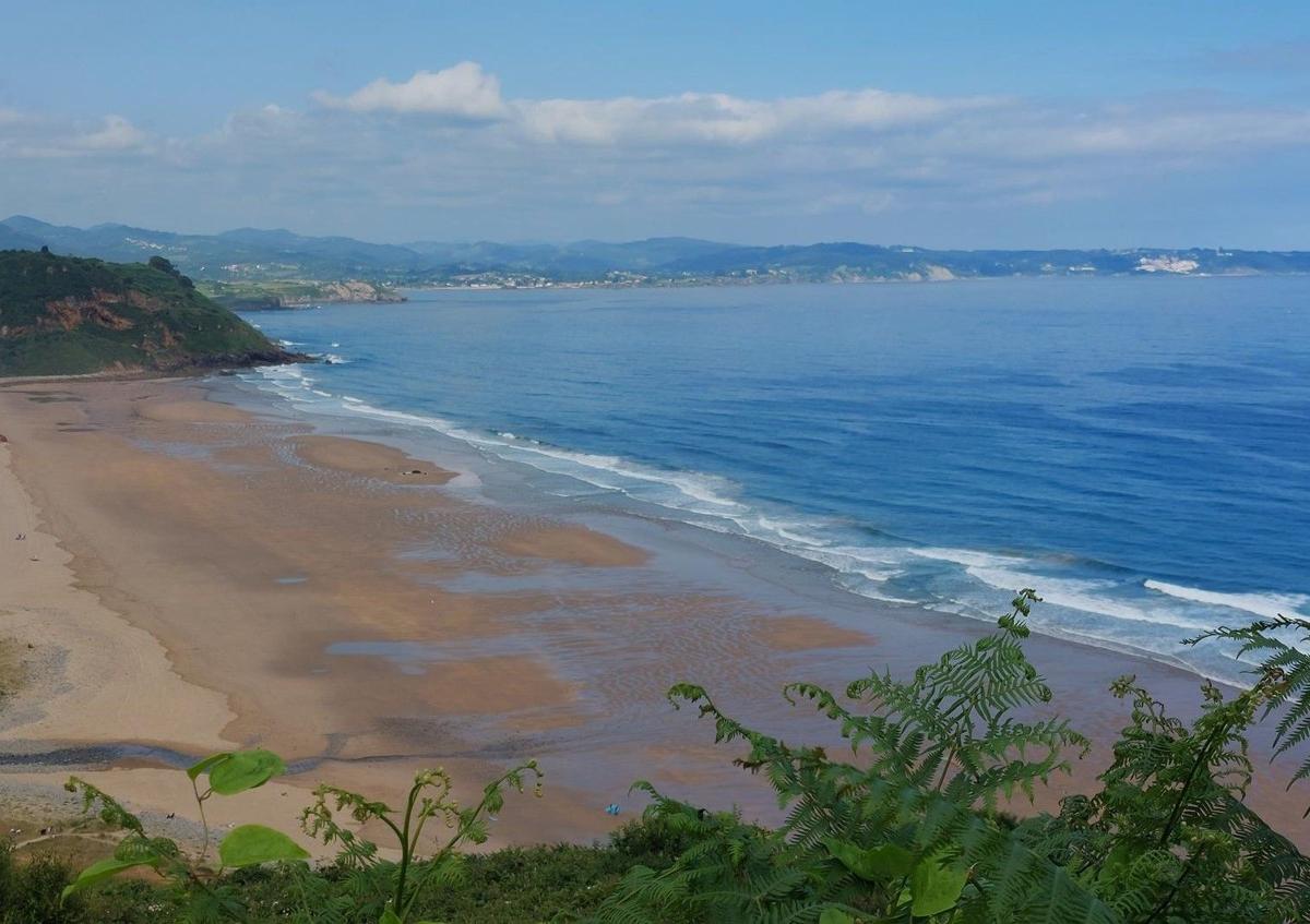 Imagen secundaria 1 - Playa de Santa Marina, en la villa marinera de Ribadesella/ playa de Vega desde un mirador natural de la ruta, con vistas hacia Lastres al fondo/ paso por el cuidado pueblo de Vega.