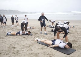 Ejercicios en la playa de Salinas en la pretemporada del Real Avilés el verano pasado.