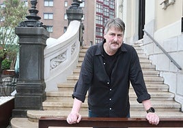 Xabel Vegas, portavoz de Convocatoria por Asturies, en la entrada del Edificio Spaces, donde se ubica EL COMERCIO.