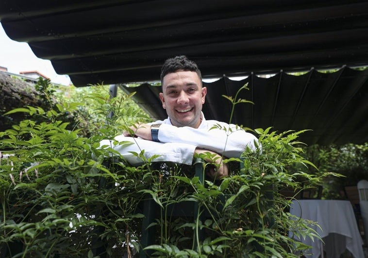 Proyección. El joven cocinero Alejandro Villa, entre ingredientes en la terraza de El Pandora.