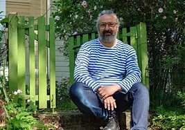 El economista ovetense sentado en el jardín de su casa de campo en las afueras de Helsinki.