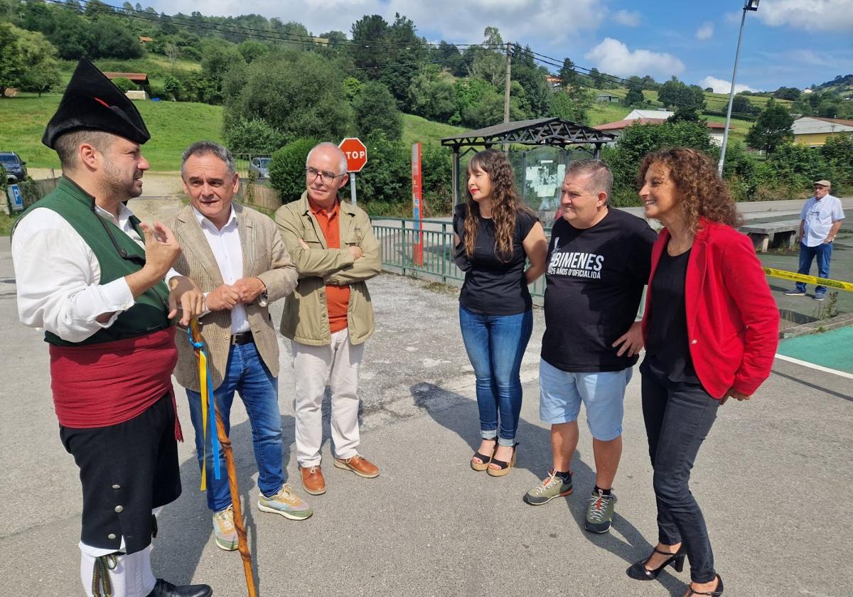 El alcalde de Bimenes, Aitor García, engalanado con un traje tradicional asturiano, se dirige al de Nava, Juan Cañal; el director general de Acción Cultural y Normalización Lingüística, Antón García; los concejal de Bimenes Isabel Montes y José Luis Sánchez, y la consejera de Educación, Eva Ledo.