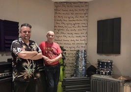 Sergio Rodríguez con Santiago Gutiérrez 'Ajo', en el estudio del primero, en Corvera.