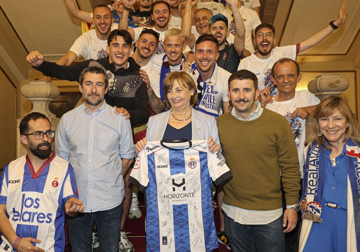 En el centro, Manuel Campa, Mariví Monteserín y Diego Baeza, en la fiesta del ascenso.