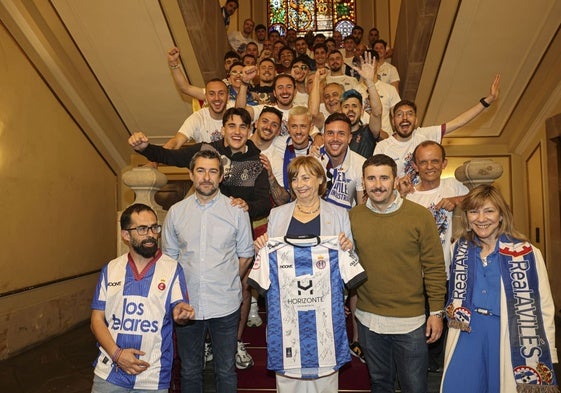 En el centro, Manuel Campa, Mariví Monteserín y Diego Baeza, en la fiesta del ascenso.