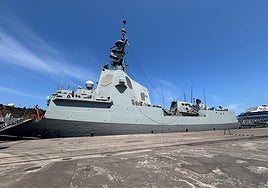 La fragata 'Blas de Lezo' durante la jornada del sábado en la que abrió sus puertas al público durante la mañana, mucho antes del horario estipulado para su visita que era desde las tres de la tarde hasta las diez de la noche.