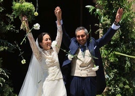 Los novios, celebrando ante los invitados que ya están casados.