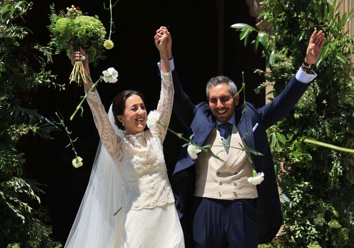 Los novios, celebrando ante los invitados que ya están casados.