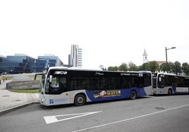 Una autobús de TUA delante del HUCA.