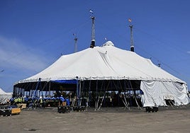 Rondaba la una de la tarde cuando bajo un imponente sol se irguió el gran toldo.