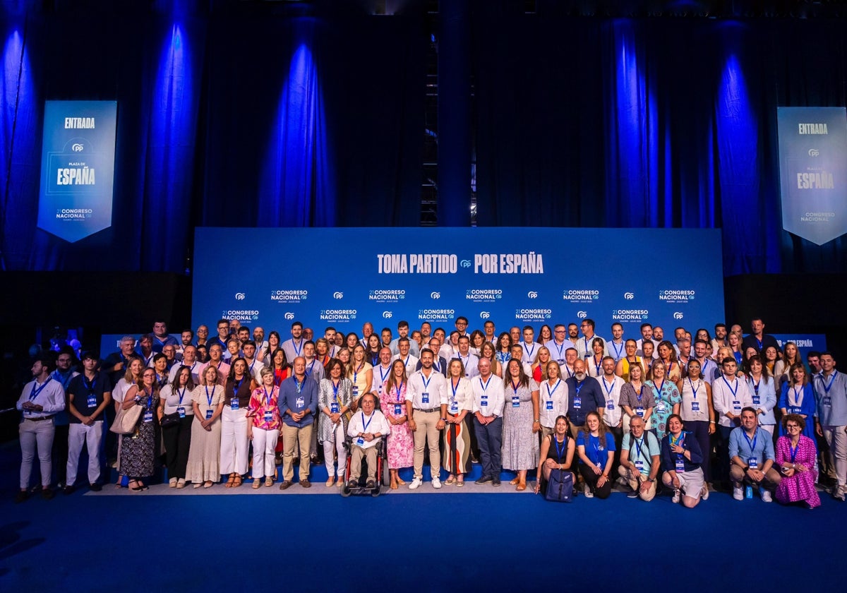 Los cerca de 150 integrantes de la delegación del PP de Asturias, en el Congreso nacional del partido celebrado en Madrid.