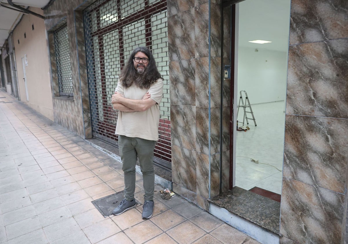 Agustín Albuerne frente al nuevo local de la Fraternidad de Francisco en la calle Concepción Arenal de Avilés.