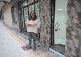 Agustín Albuerne frente al nuevo local de la Fraternidad de Francisco en la calle Concepción Arenal de Avilés.
