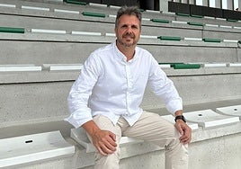 El presidente del Club Hispano Castrillón, Ignacio Nuevo, en las gradas de Ferrota