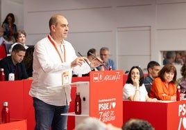 El secretario de Organización de la FSA, Luis Ramón Fernández Huerga, tomó la palabra en sustitución de Adrián Barbón en tercer lugar, tras Emiliano García-Page y Salvador Illa.