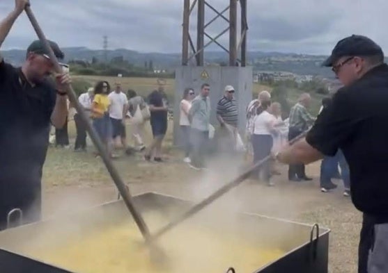 Dos cocineros preparan la paella en las fiestas de Fitoria.