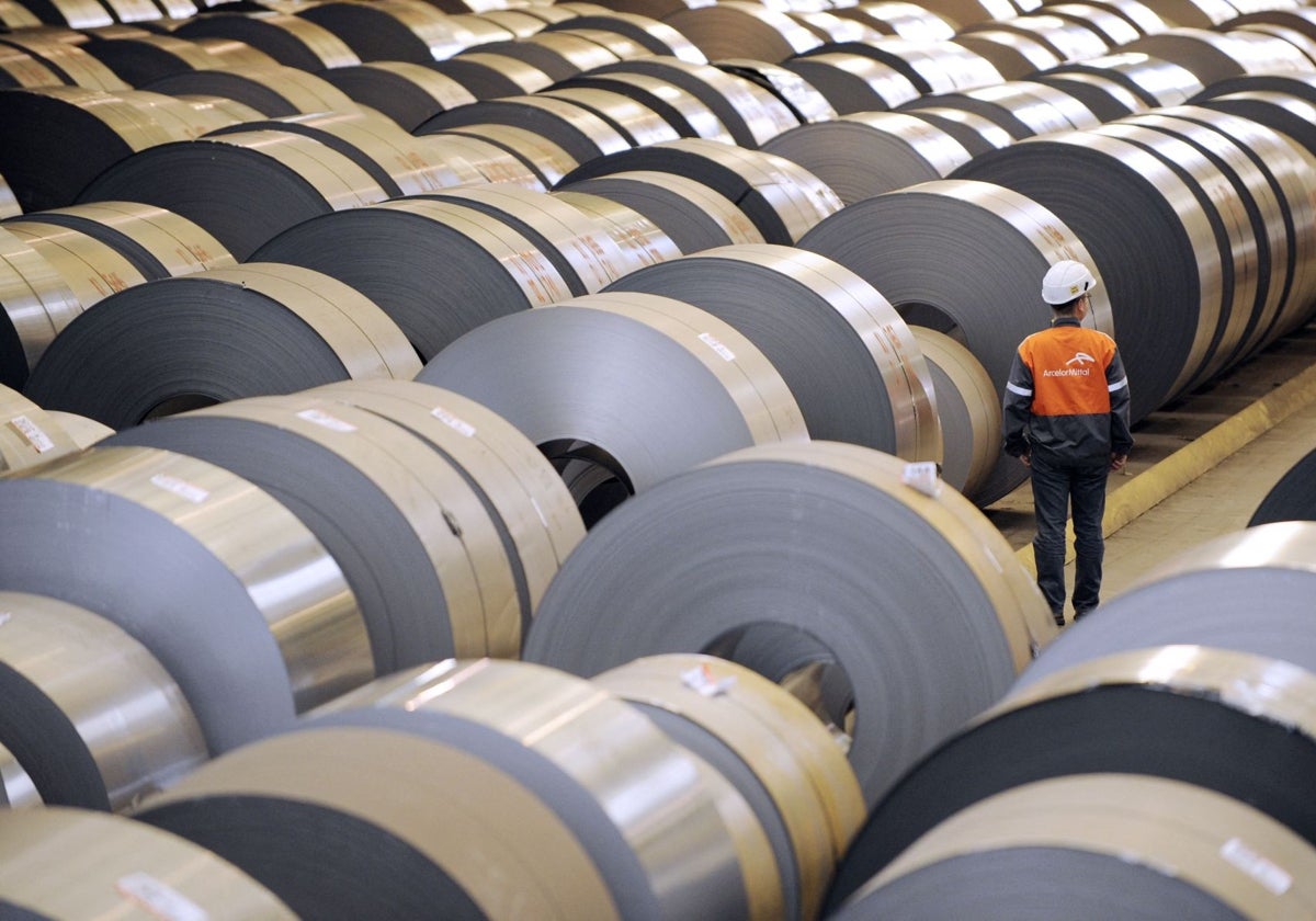 Un trabajador de Arcelor, entre bobinas de acero, en la planta francesa de Florange.