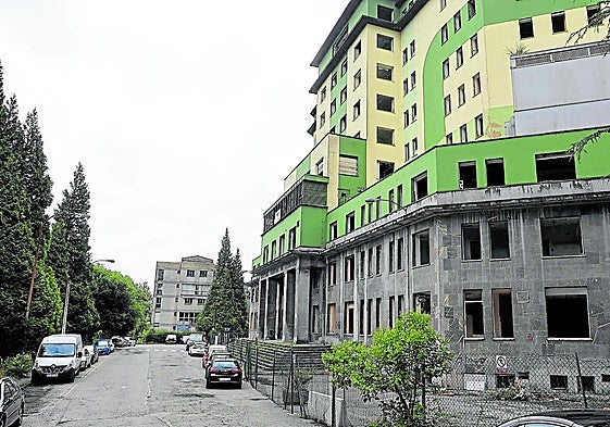 El antiguo Hospital General, con el Centro de Sangre y Tejidos al fondo.