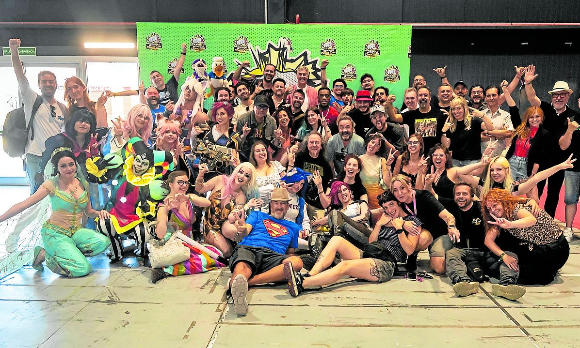 Imagen secundaria 1 - Cráneo rojo, con sus esbirros. Todo el trabajo que conlleva la Comic Con tiene rostro, nombres y apellidos. Ayer, muchos posaron para la foto. Ramma se subió al escenario en el primer concierto de la noche.
