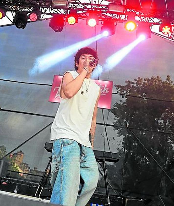 Imagen secundaria 2 - Cráneo rojo, con sus esbirros. Todo el trabajo que conlleva la Comic Con tiene rostro, nombres y apellidos. Ayer, muchos posaron para la foto. Ramma se subió al escenario en el primer concierto de la noche.