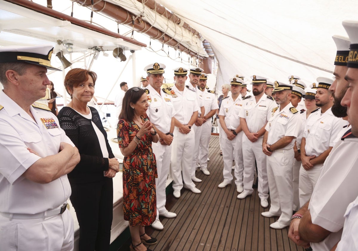 El almirante Gonzalo Villar, la alcaldesa Carmen Moriyón, la ministra Margarita Robles y el comandante del 'Elcano', Luis Carreras-Presas, con una representación de los 143 integrantes de la tripulación.