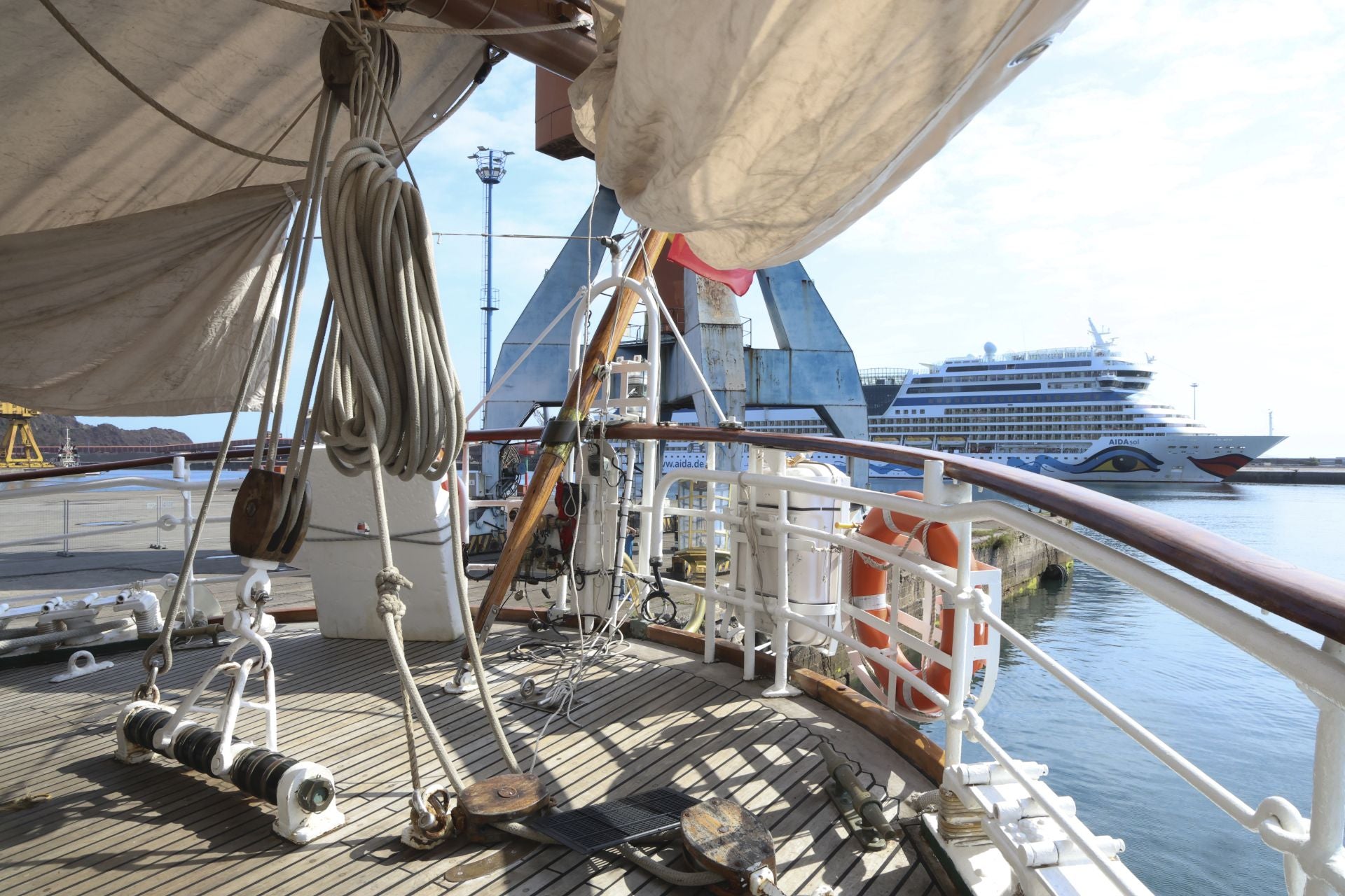 Margarita Robles, a bordo del &#039;Juan Sebastián de Elcano&#039; en Gijón