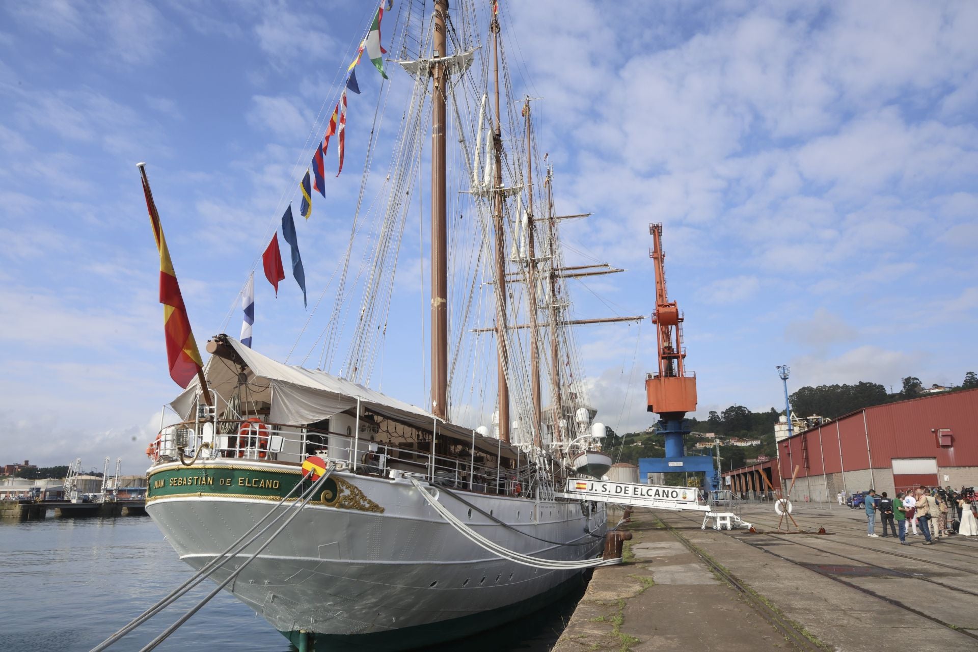 Margarita Robles, a bordo del &#039;Juan Sebastián de Elcano&#039; en Gijón