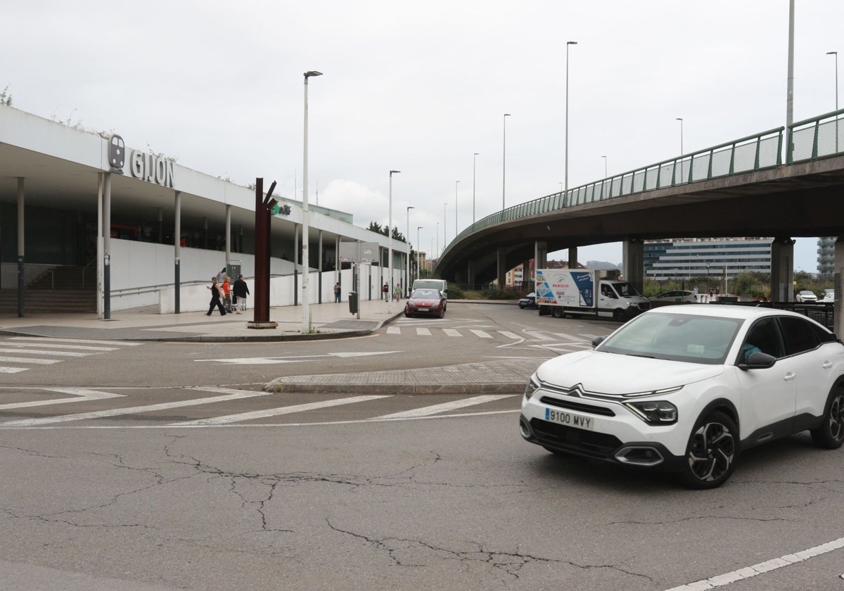 Vista de la estación provisional de trenes de Sanz Crespo y el viaducto de Carlos Marx.