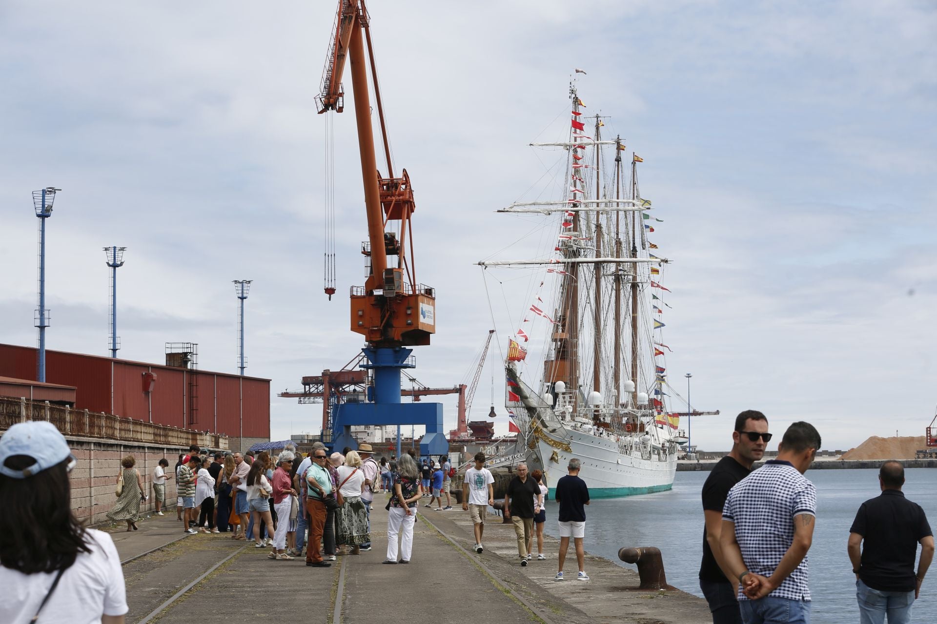 Lleno hasta la bandera hasta el último día: el &#039;Elcano&#039; triunfa en Gijón