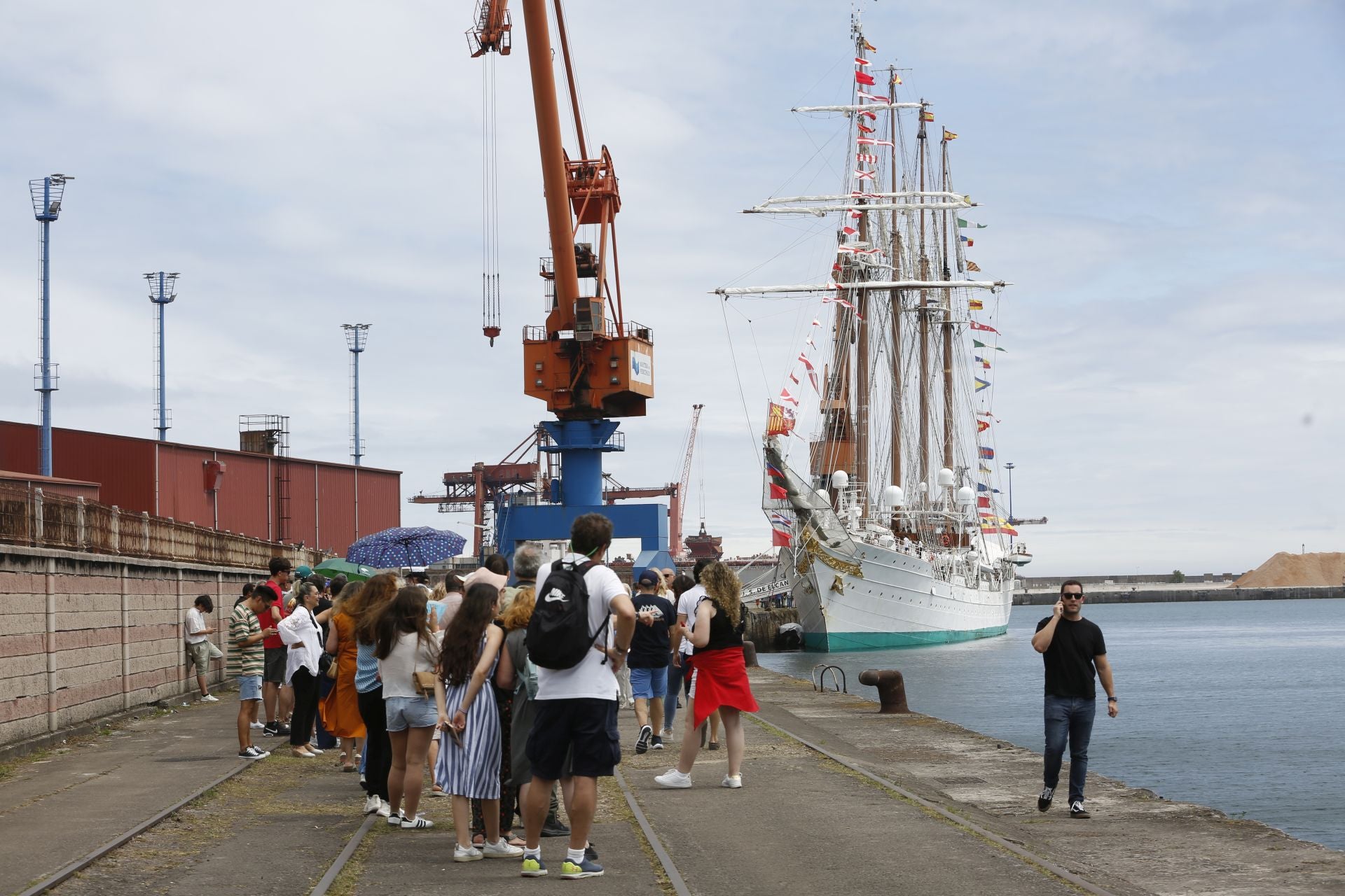 Lleno hasta la bandera hasta el último día: el &#039;Elcano&#039; triunfa en Gijón