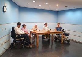 La junta directiva da cuenta de las actividades del año en la asamblea anual.