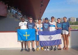 Miguel Martínez-Guisasola, tercero por la izquierda con su medalla y junto al resto de la delegación de la Atlética Avilesina en Castellón.