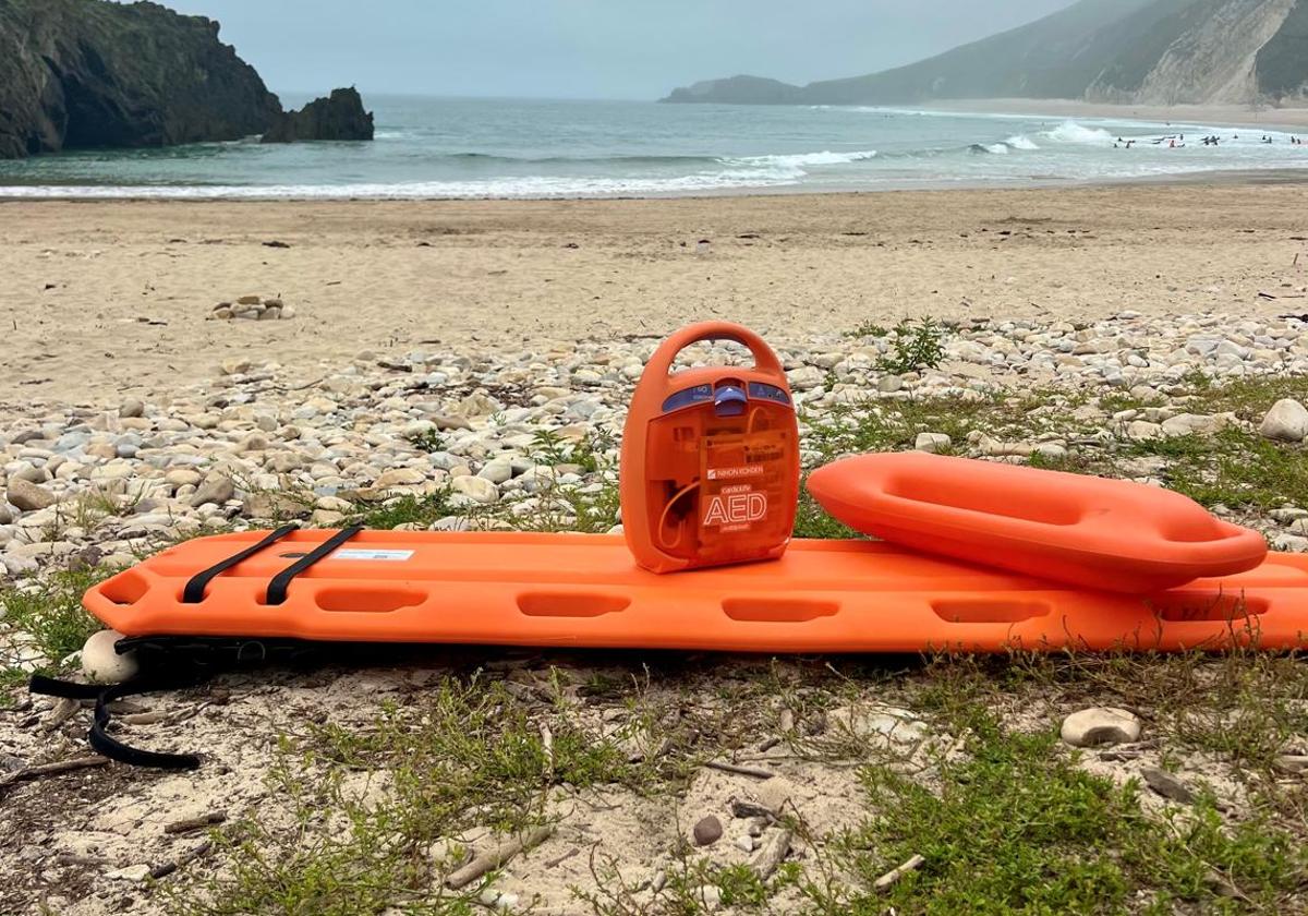 Un equipo de salvamento con el desfibrilador en la playa de San Antonín, en Llanes.