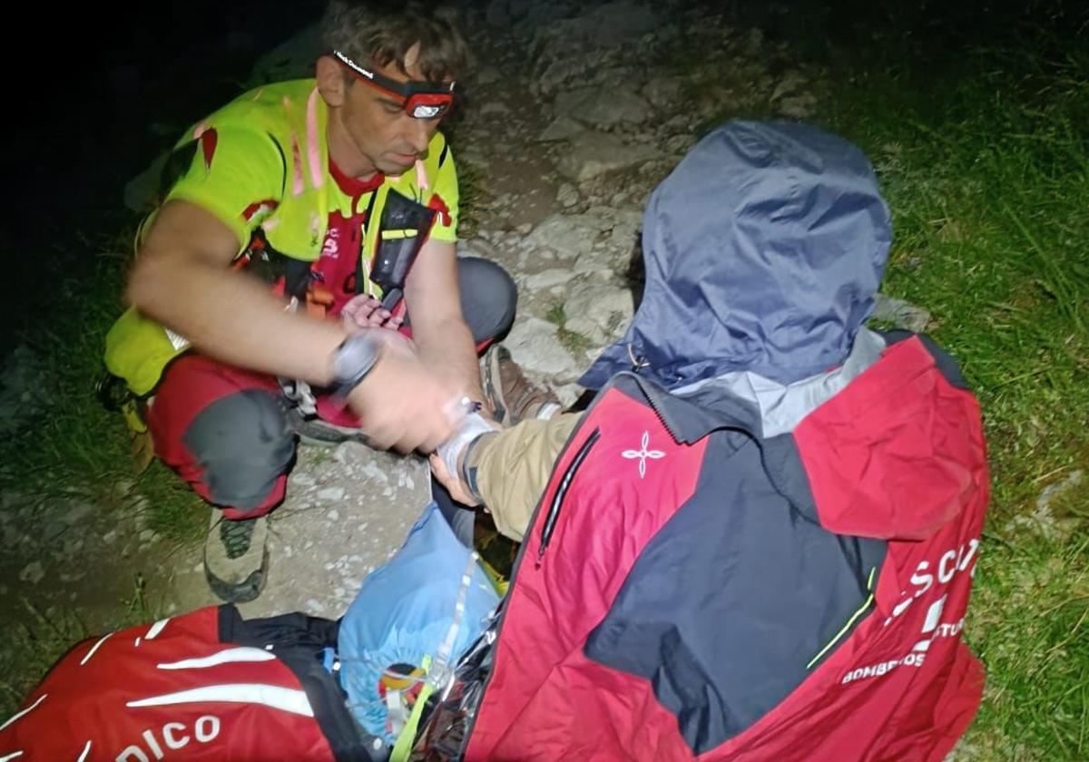 Rescate nocturno en Cabrales: un senderista atendido por «fatiga extrema» en plena ruta