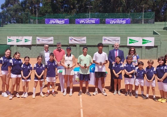 En el centro, campeones masculino y femenino, y el finalista masculino, junto a las autoridades y recoge pelotas ayer en el Club de Tenis.