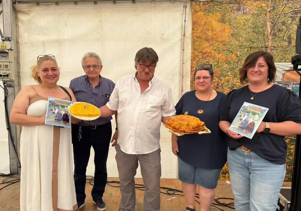 Las ganadoras del concurso de tortillas junto al jurado.