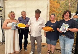 Las ganadoras del concurso de tortillas junto al jurado.