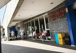 Pacientes esperando, el pasado lunes, en el exterior del Servicio de Urgencias del HUCA.