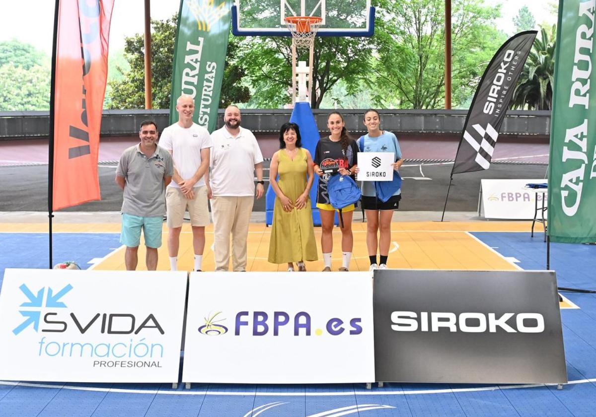 Entrega de premios al equipo 'Todo al negro'.