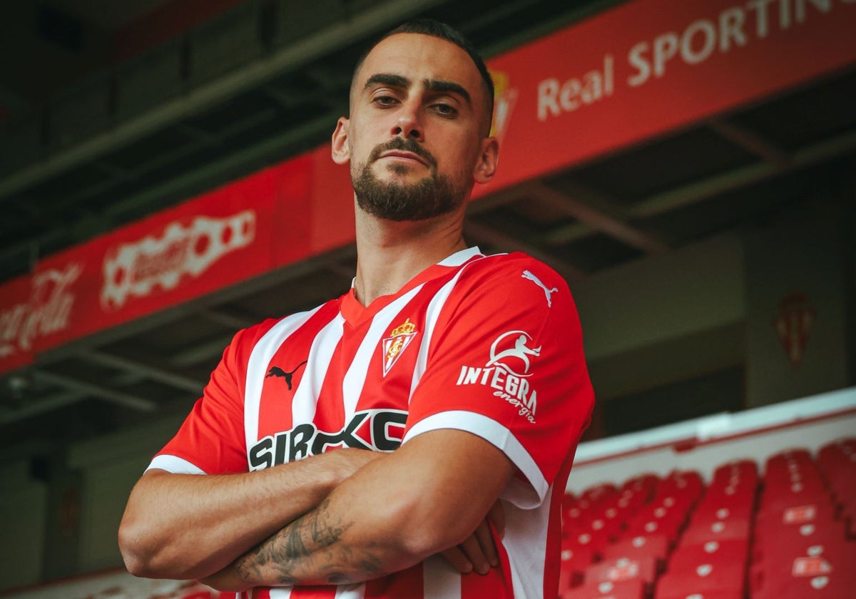 Lucas Perrin, posando con la camiseta del Sporting en la grada de El Molinón.